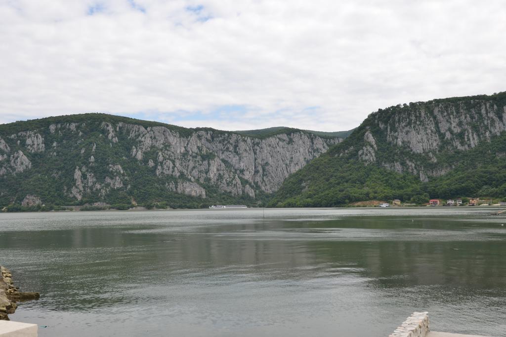Vila Golful Dunarii Дубова Екстер'єр фото